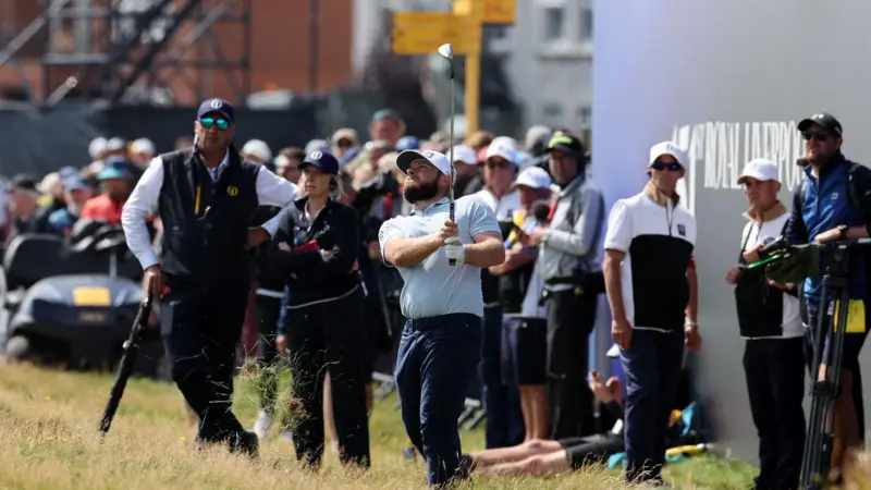 JUST-IN: Three brutally injurèd in golf protest erupt because England’s Tyrrell Hatton plays out of the role and cheated on the 18th hole during the second round of the 51st Open Championship at Royal. Details below 👇🏻👇🏻 IMG 6025